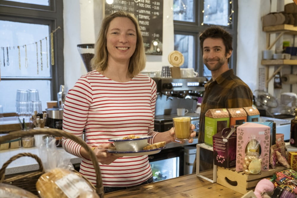 To blide ansatte på en cafe