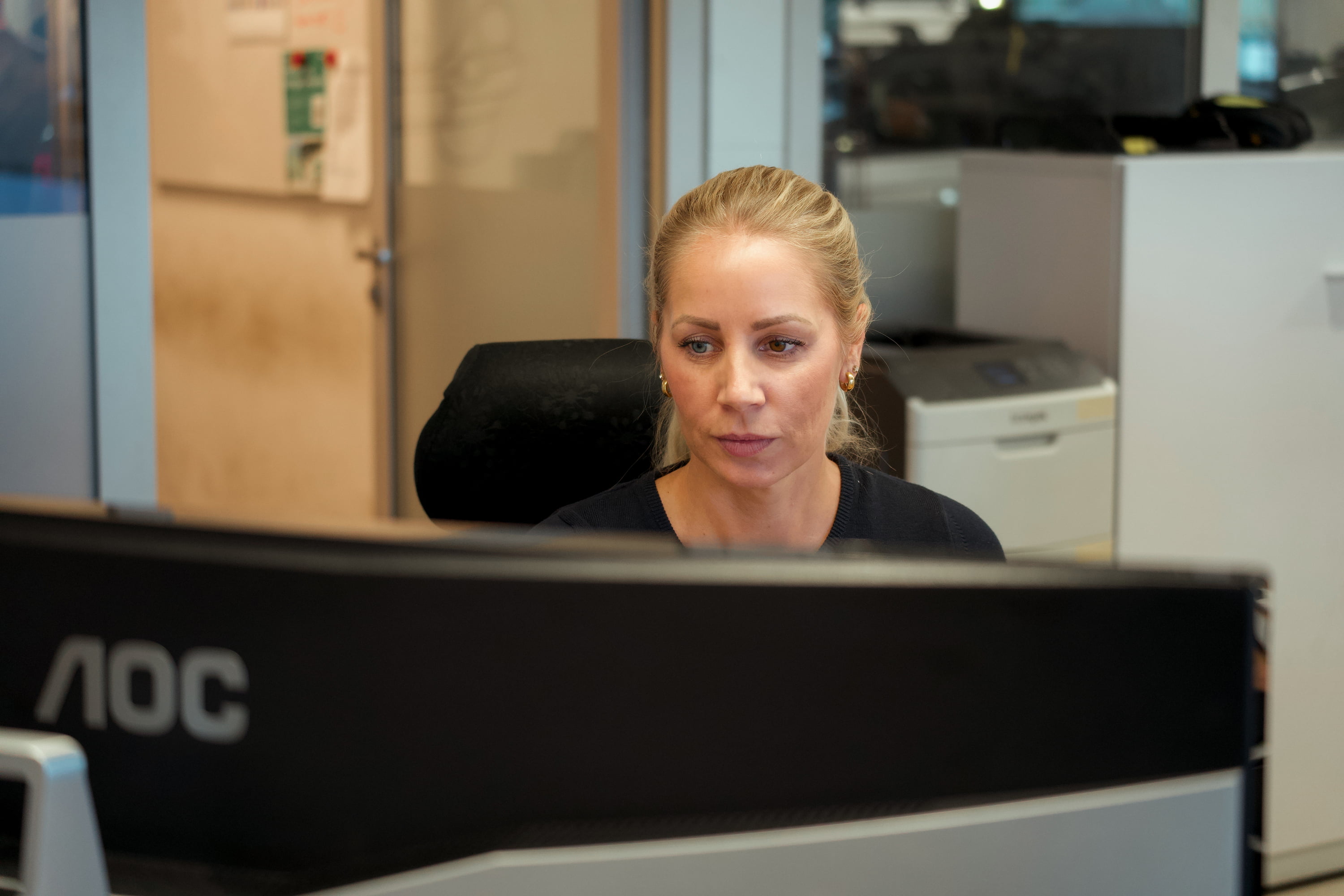 Kvinner som sitter ved pc på kontor