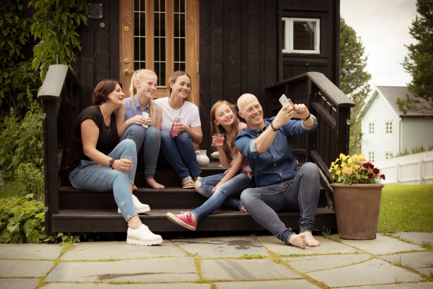 familie på trappen foran hus