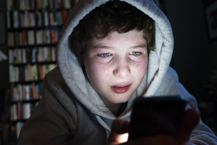 Gråtande gutt held telefon